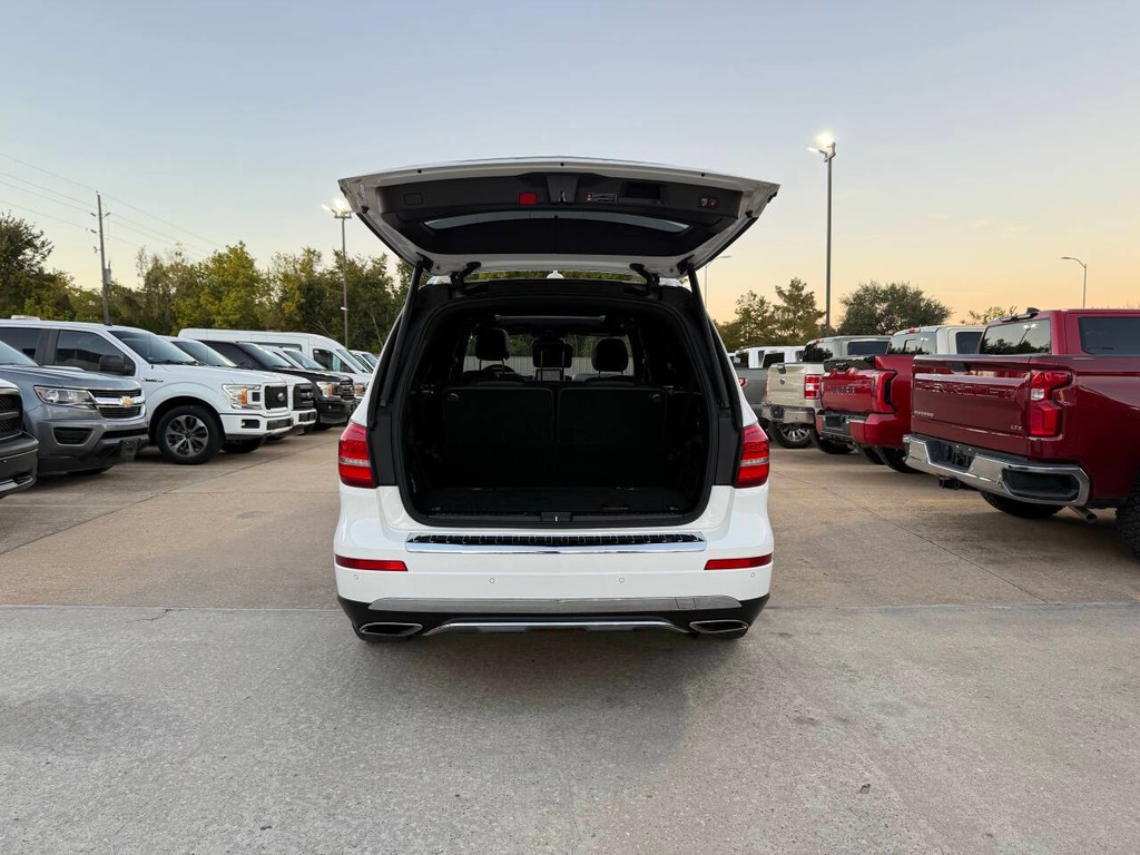 Mercedes-Benz GLS Vehicle Full-screen Gallery Image 39