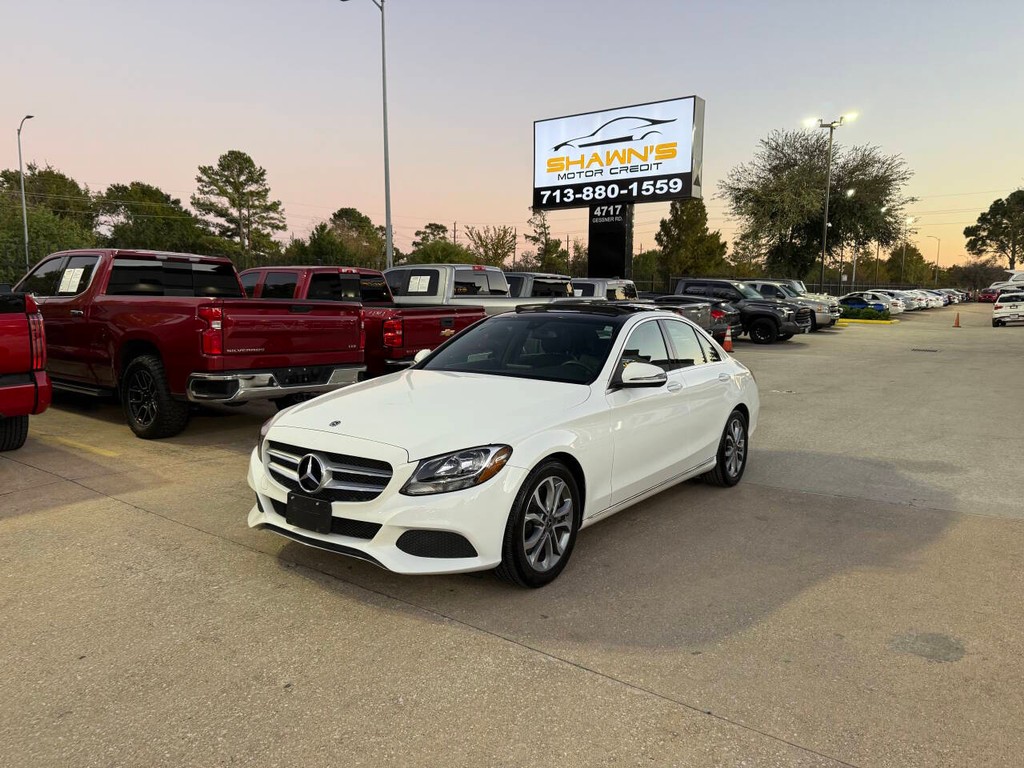 Mercedes-Benz C-Class Vehicle Full-screen Gallery Image 03