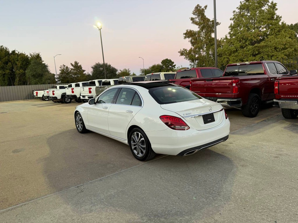 Mercedes-Benz C-Class Vehicle Full-screen Gallery Image 04