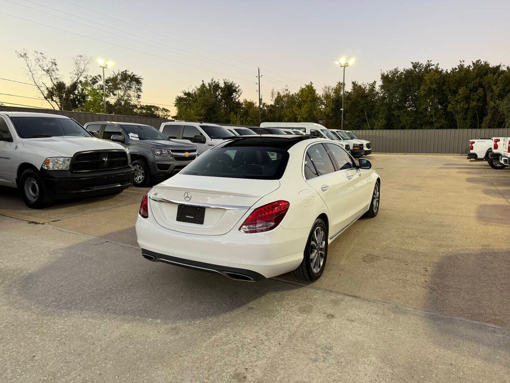 Mercedes-Benz C-Class Vehicle Full-screen Gallery Image 05