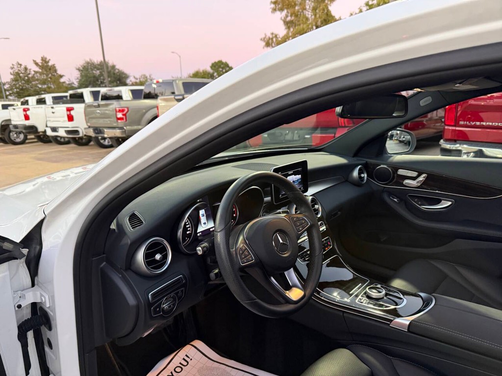 Mercedes-Benz C-Class Vehicle Full-screen Gallery Image 06