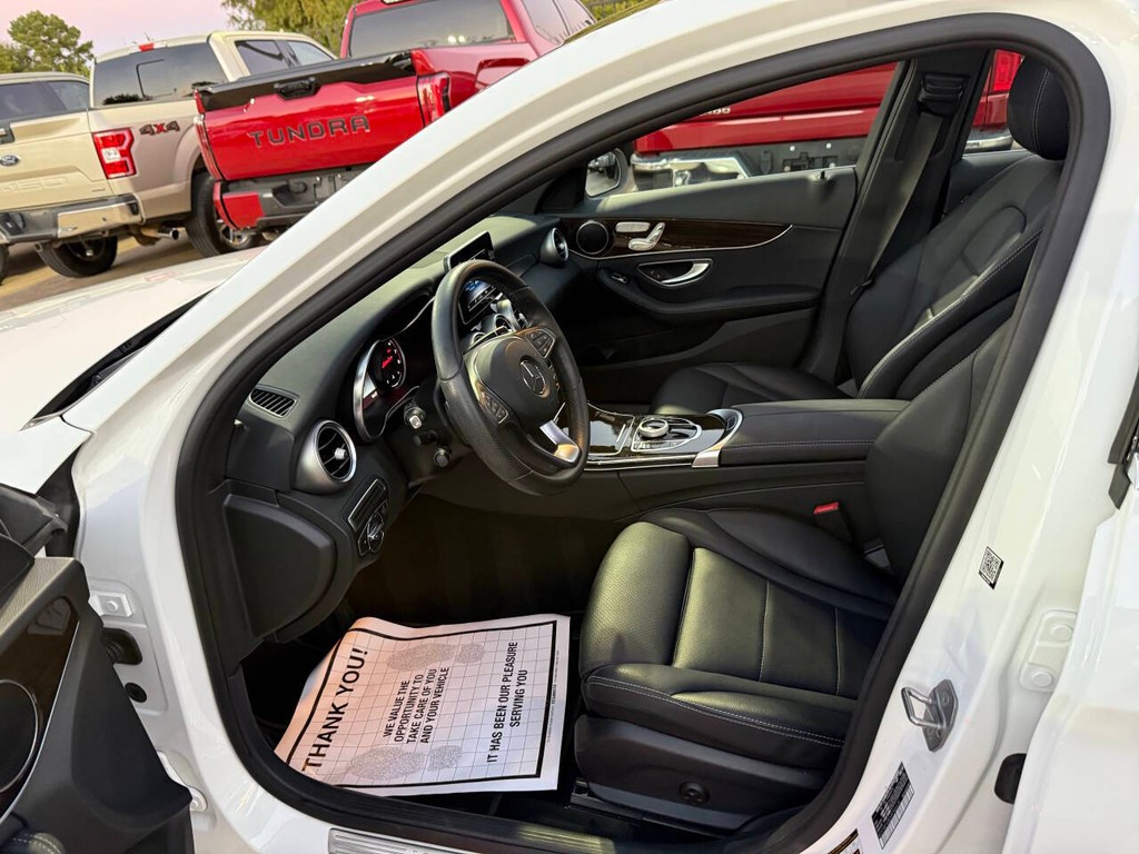 Mercedes-Benz C-Class Vehicle Full-screen Gallery Image 07