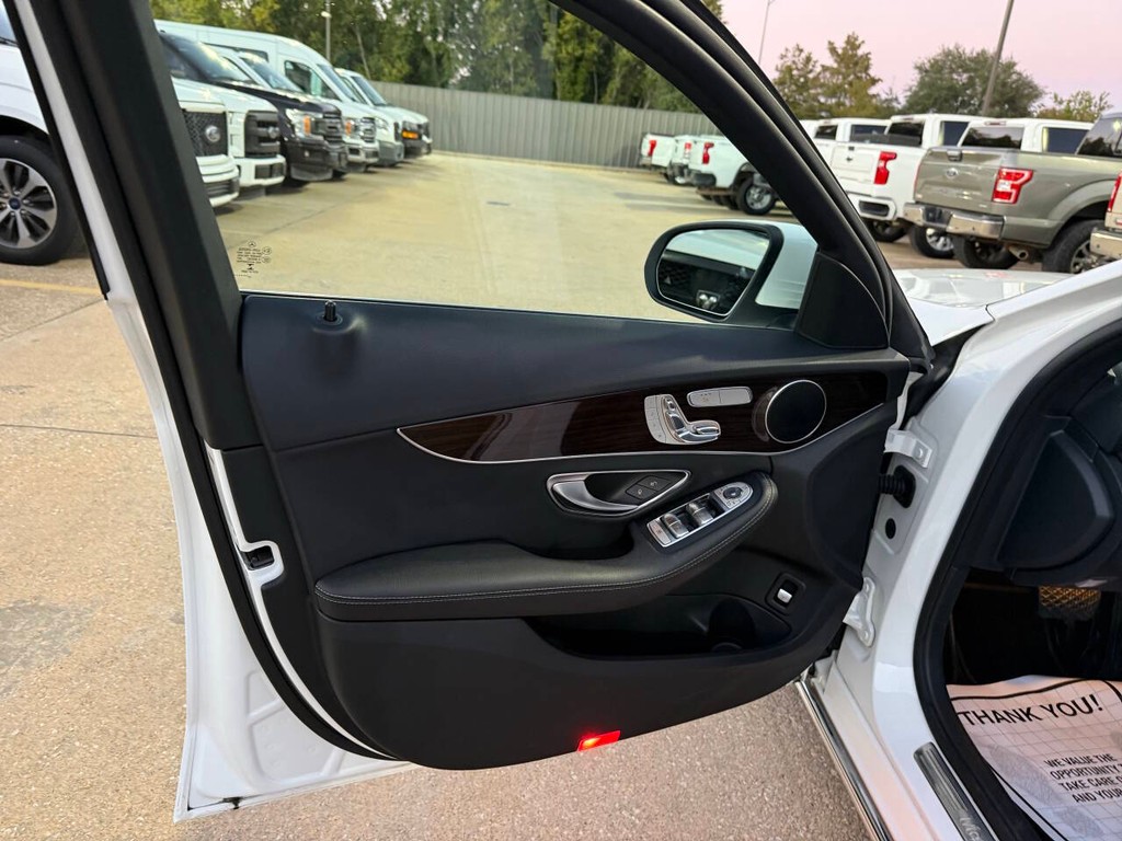 Mercedes-Benz C-Class Vehicle Full-screen Gallery Image 08