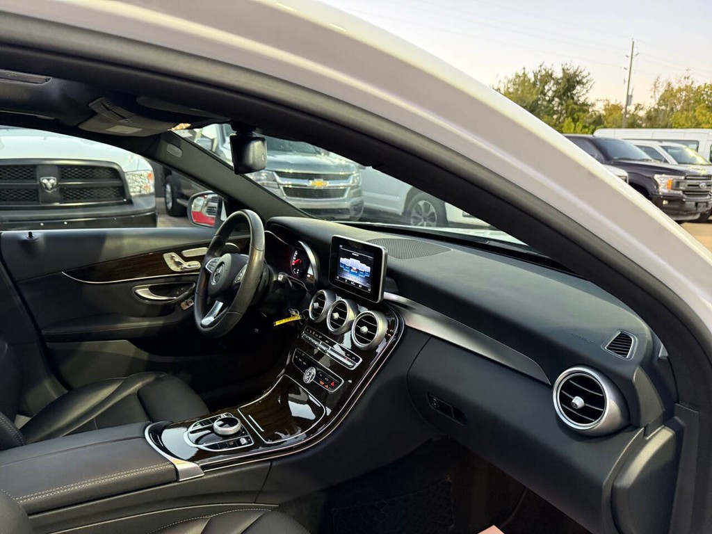 Mercedes-Benz C-Class Vehicle Full-screen Gallery Image 09