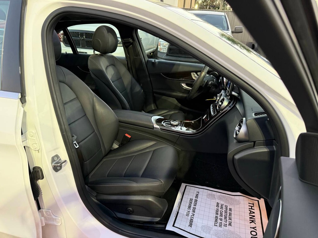 Mercedes-Benz C-Class Vehicle Full-screen Gallery Image 10