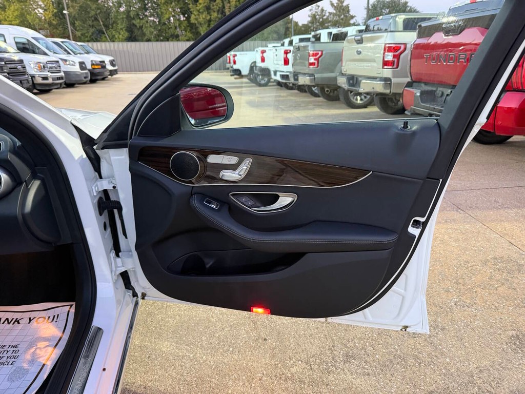 Mercedes-Benz C-Class Vehicle Full-screen Gallery Image 11