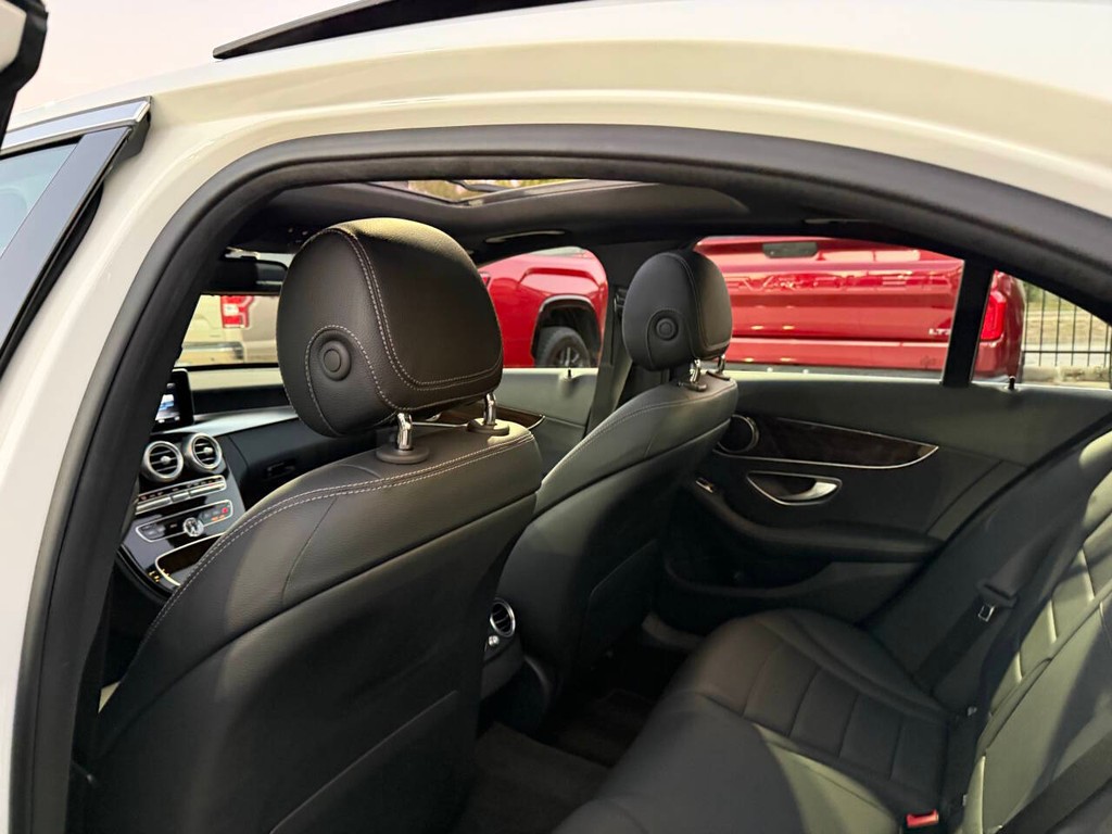 Mercedes-Benz C-Class Vehicle Full-screen Gallery Image 12