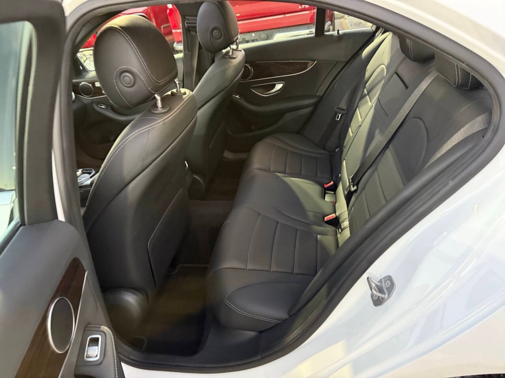 Mercedes-Benz C-Class Vehicle Full-screen Gallery Image 13