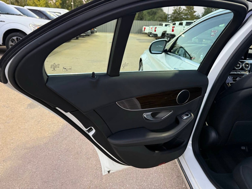 Mercedes-Benz C-Class Vehicle Full-screen Gallery Image 14