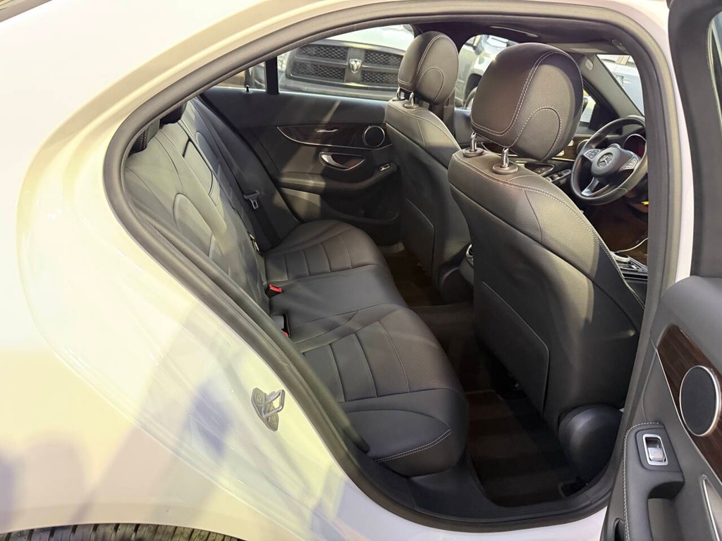 Mercedes-Benz C-Class Vehicle Full-screen Gallery Image 15