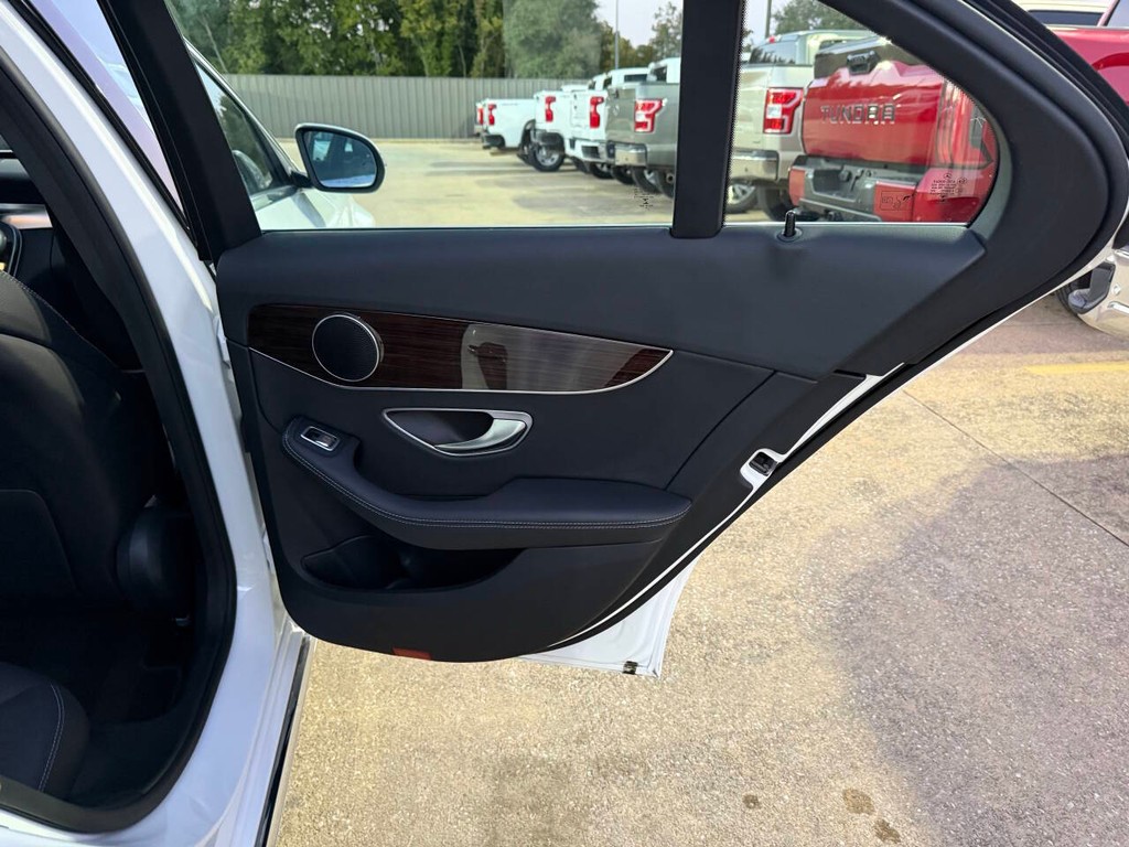 Mercedes-Benz C-Class Vehicle Full-screen Gallery Image 16