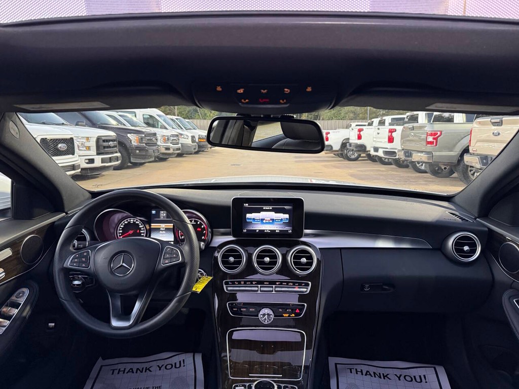 Mercedes-Benz C-Class Vehicle Full-screen Gallery Image 17