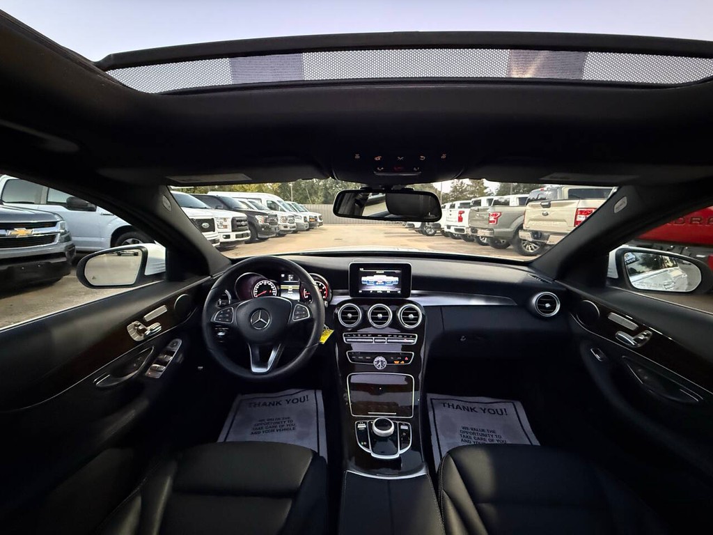 Mercedes-Benz C-Class Vehicle Full-screen Gallery Image 18