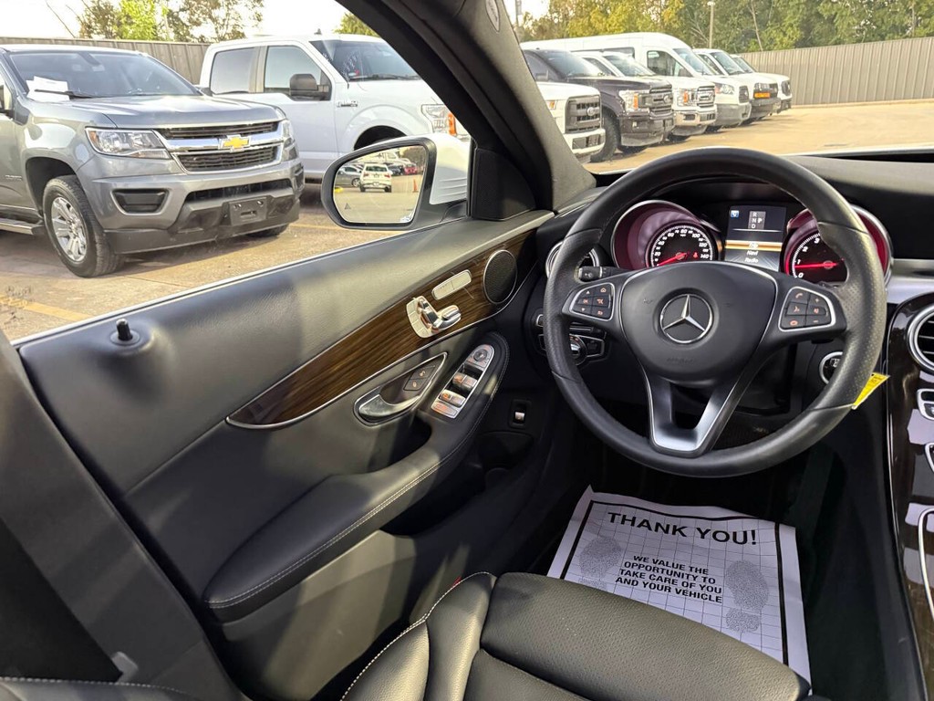 Mercedes-Benz C-Class Vehicle Full-screen Gallery Image 19