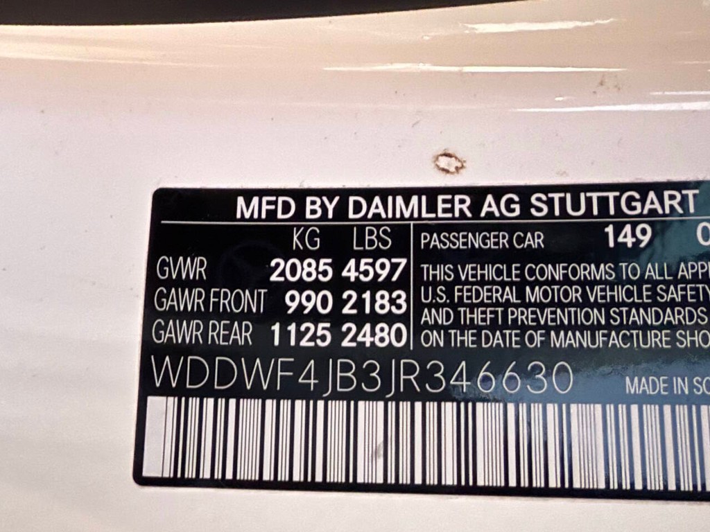 Mercedes-Benz C-Class Vehicle Full-screen Gallery Image 20