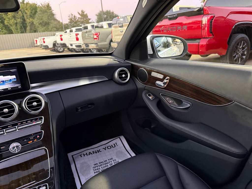 Mercedes-Benz C-Class Vehicle Full-screen Gallery Image 21