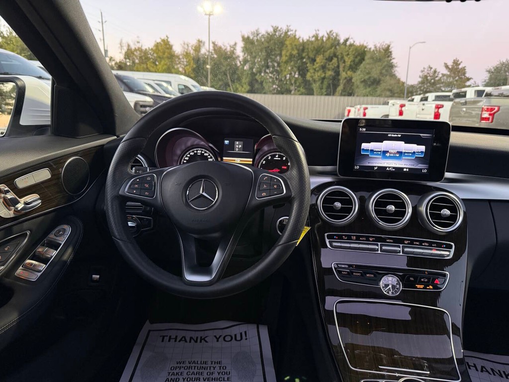 Mercedes-Benz C-Class Vehicle Full-screen Gallery Image 22