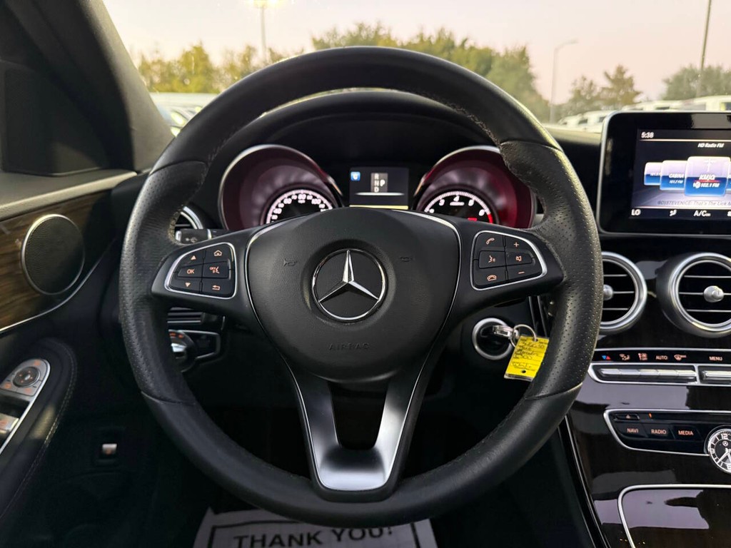 Mercedes-Benz C-Class Vehicle Full-screen Gallery Image 23