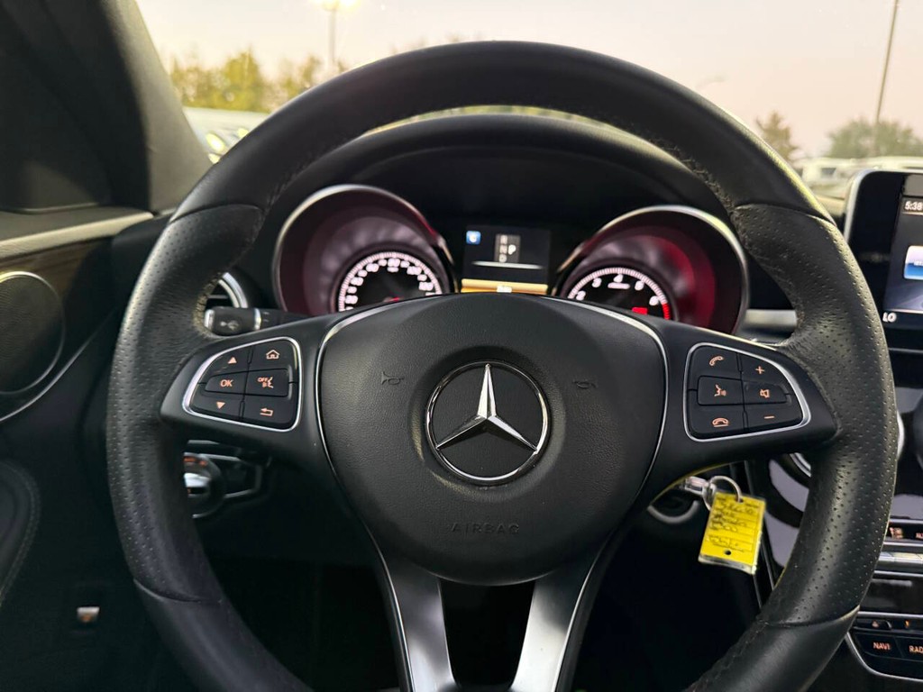 Mercedes-Benz C-Class Vehicle Full-screen Gallery Image 24