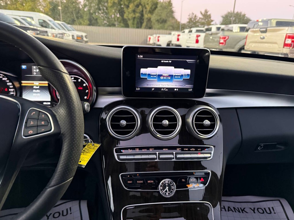 Mercedes-Benz C-Class Vehicle Full-screen Gallery Image 25