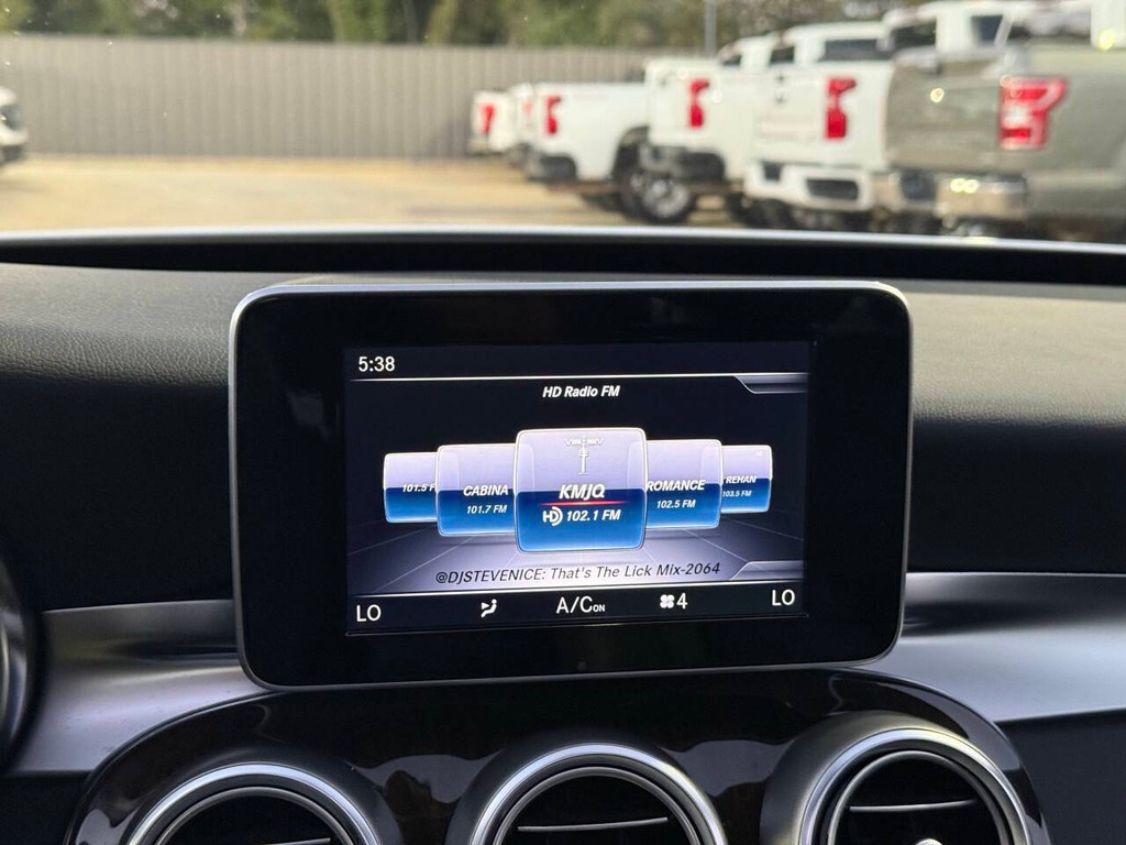 Mercedes-Benz C-Class Vehicle Full-screen Gallery Image 26