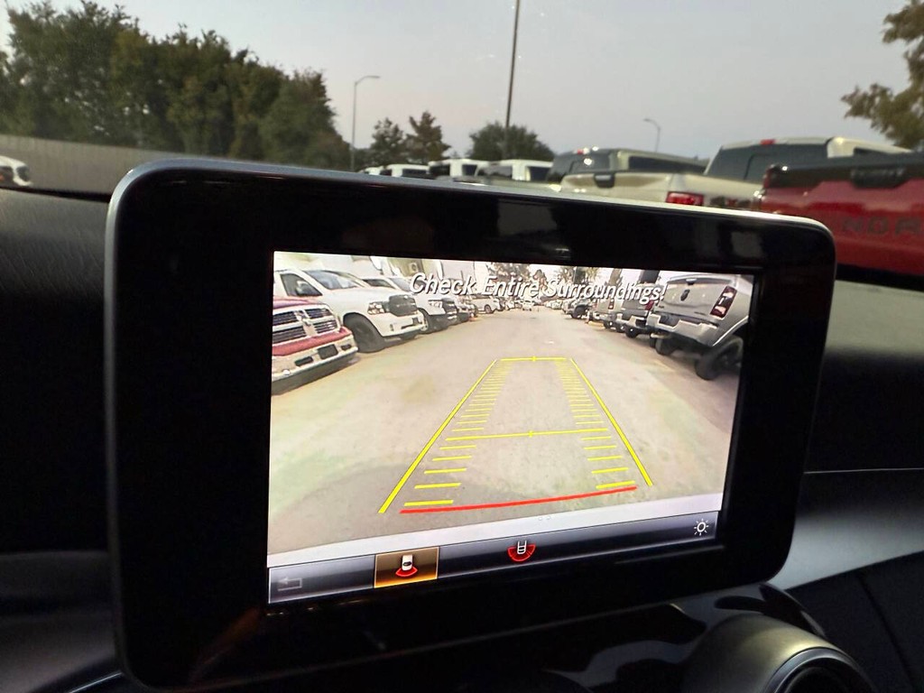 Mercedes-Benz C-Class Vehicle Full-screen Gallery Image 27