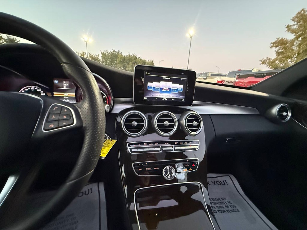 Mercedes-Benz C-Class Vehicle Full-screen Gallery Image 29