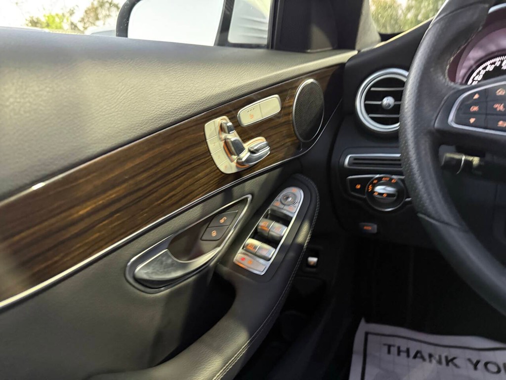 Mercedes-Benz C-Class Vehicle Full-screen Gallery Image 30