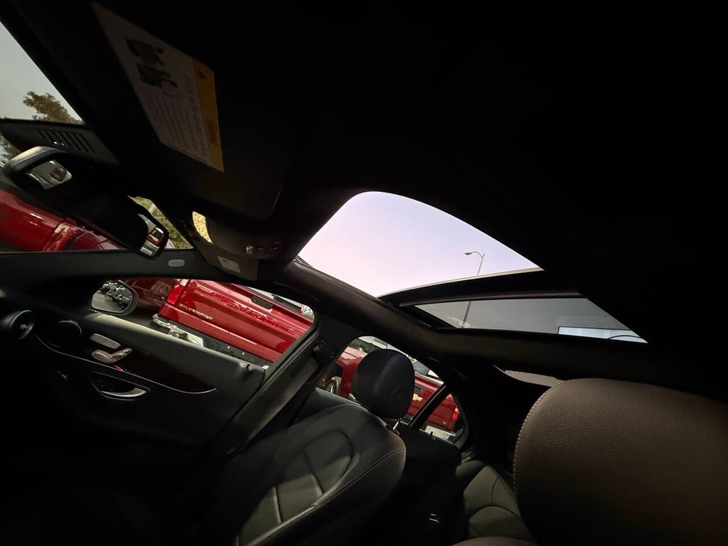 Mercedes-Benz C-Class Vehicle Full-screen Gallery Image 31