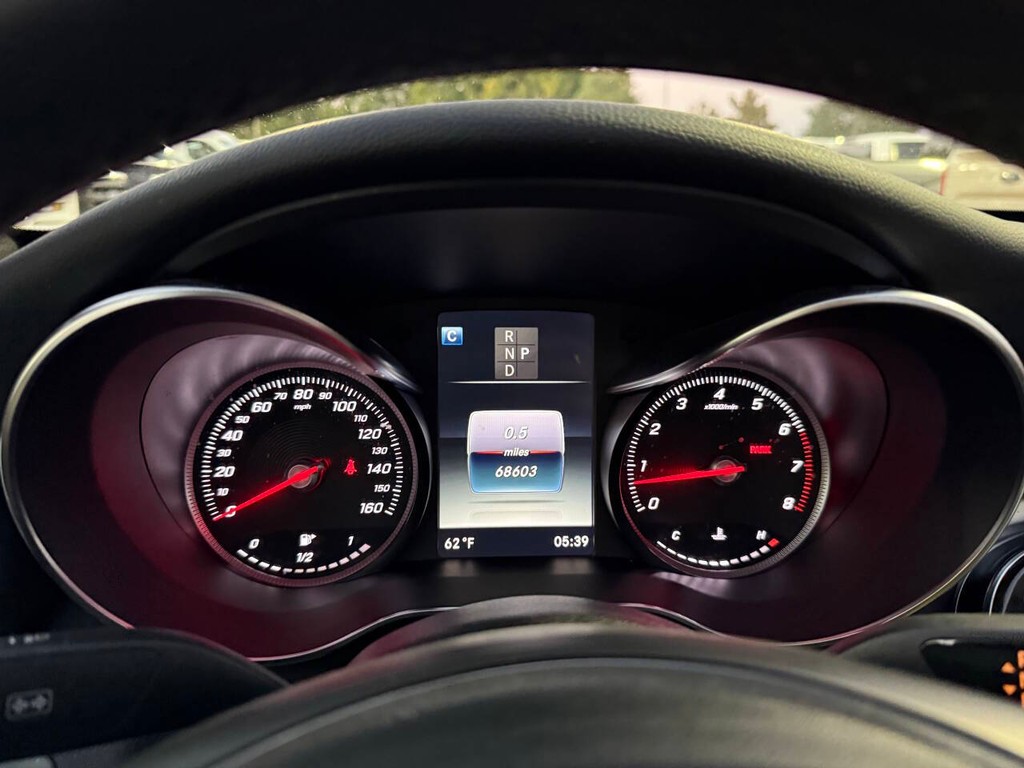 Mercedes-Benz C-Class Vehicle Full-screen Gallery Image 32