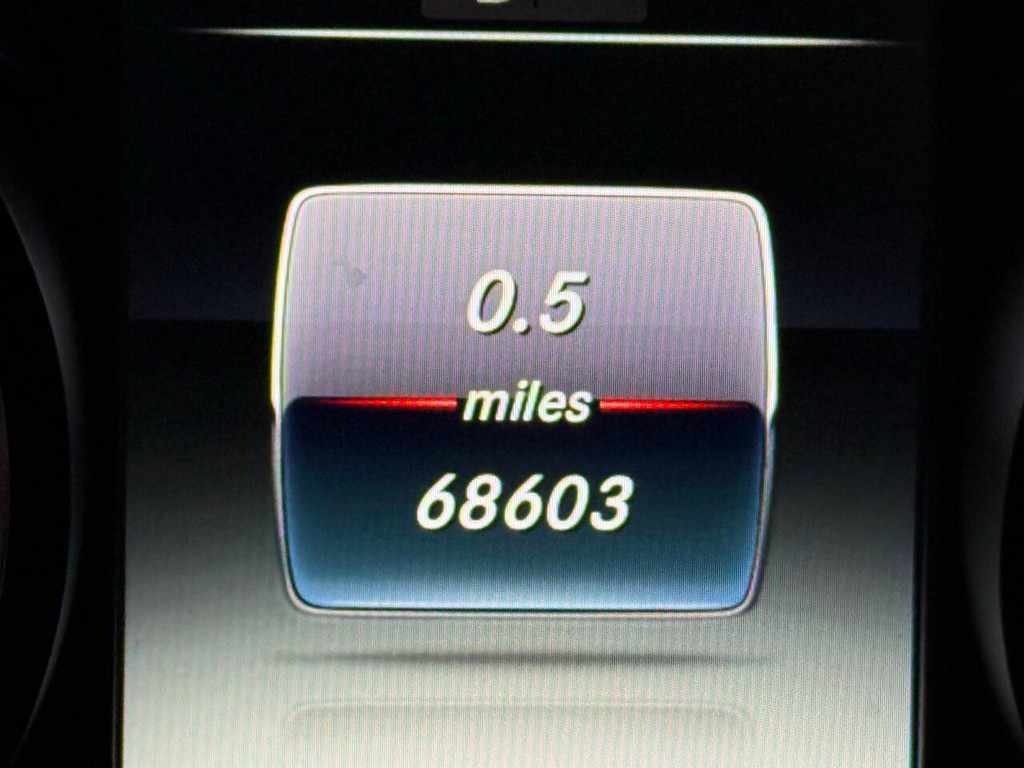 Mercedes-Benz C-Class Vehicle Full-screen Gallery Image 33