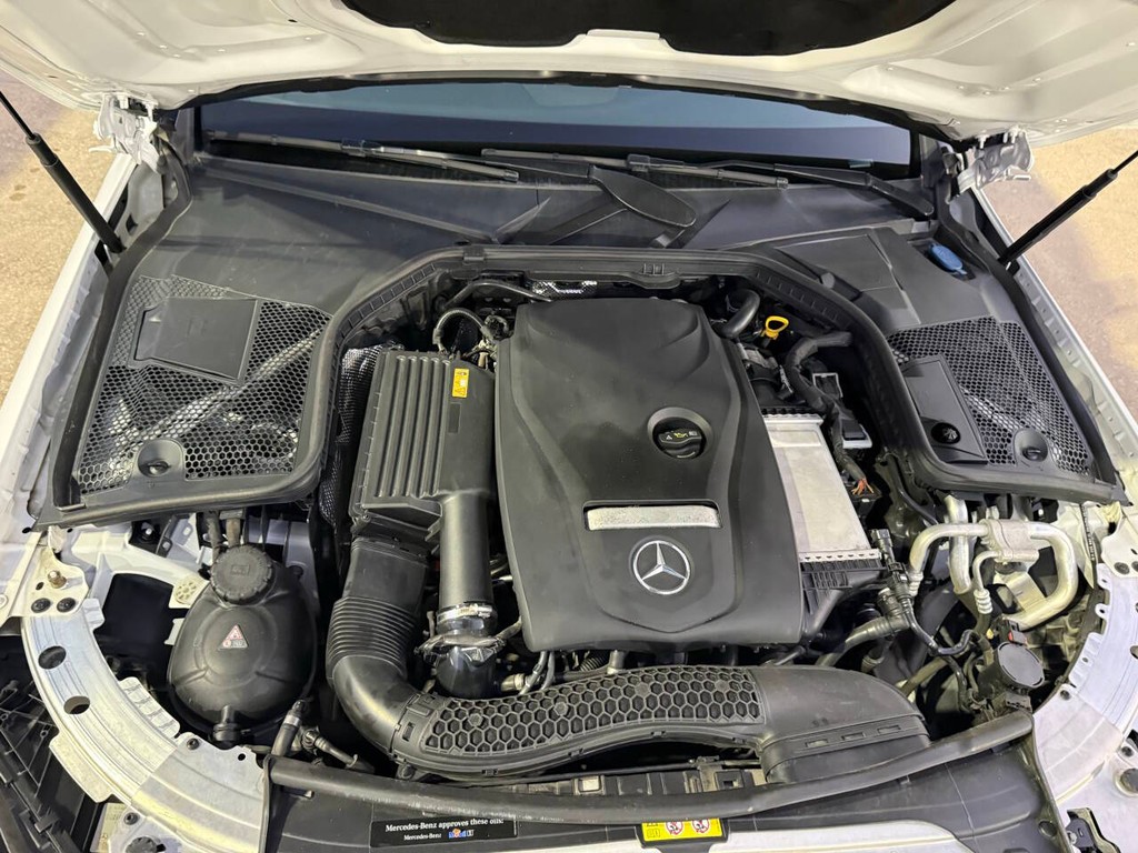 Mercedes-Benz C-Class Vehicle Full-screen Gallery Image 34