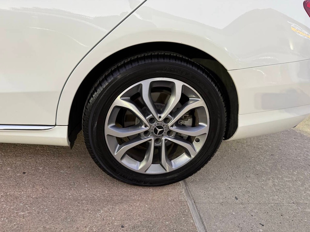 Mercedes-Benz C-Class Vehicle Full-screen Gallery Image 35