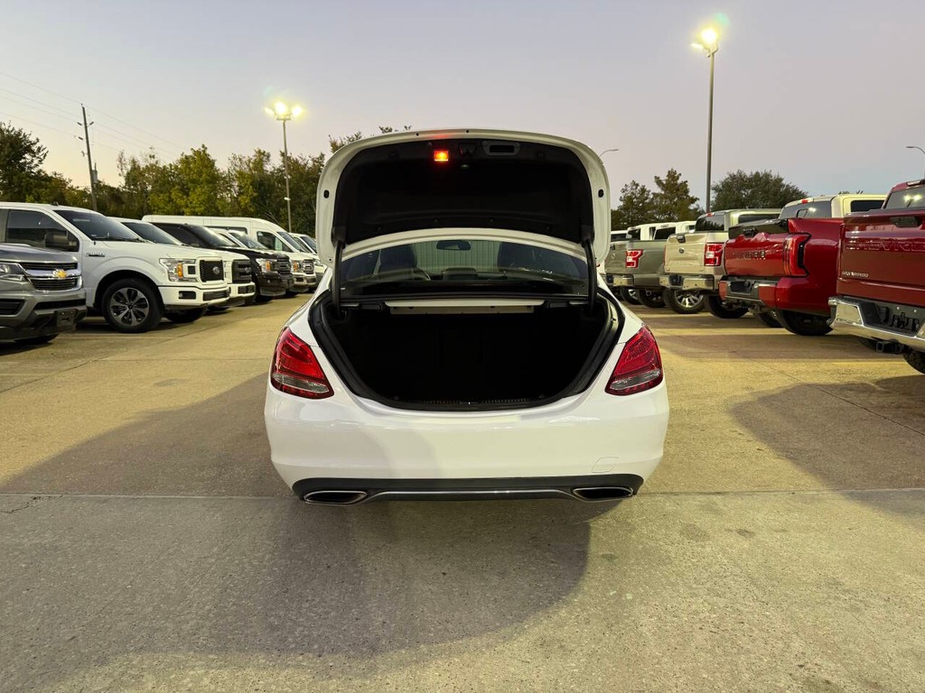 Mercedes-Benz C-Class Vehicle Full-screen Gallery Image 36