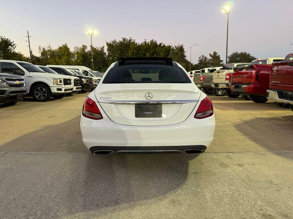 Mercedes-Benz C-Class Vehicle Full-screen Gallery Image 37