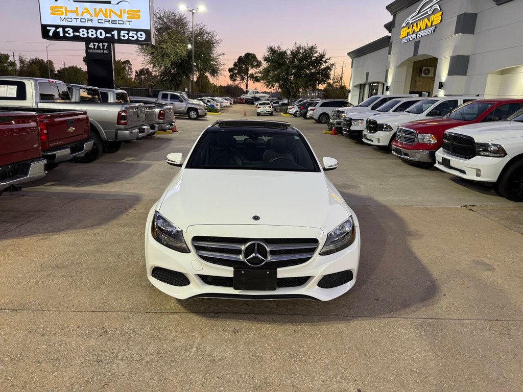 Mercedes-Benz C-Class Vehicle Full-screen Gallery Image 38