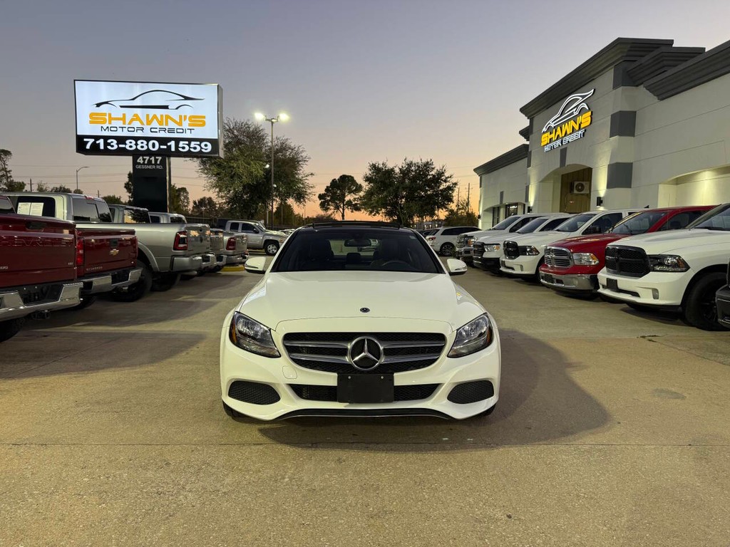 Mercedes-Benz C-Class Vehicle Full-screen Gallery Image 39