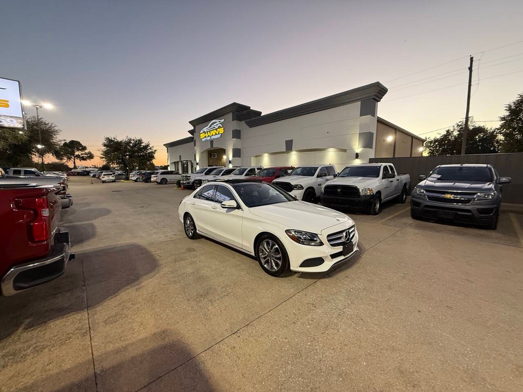 Mercedes-Benz C-Class Vehicle Full-screen Gallery Image 42