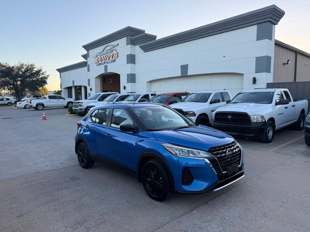 Nissan Kicks Vehicle Full-screen Gallery Image 02