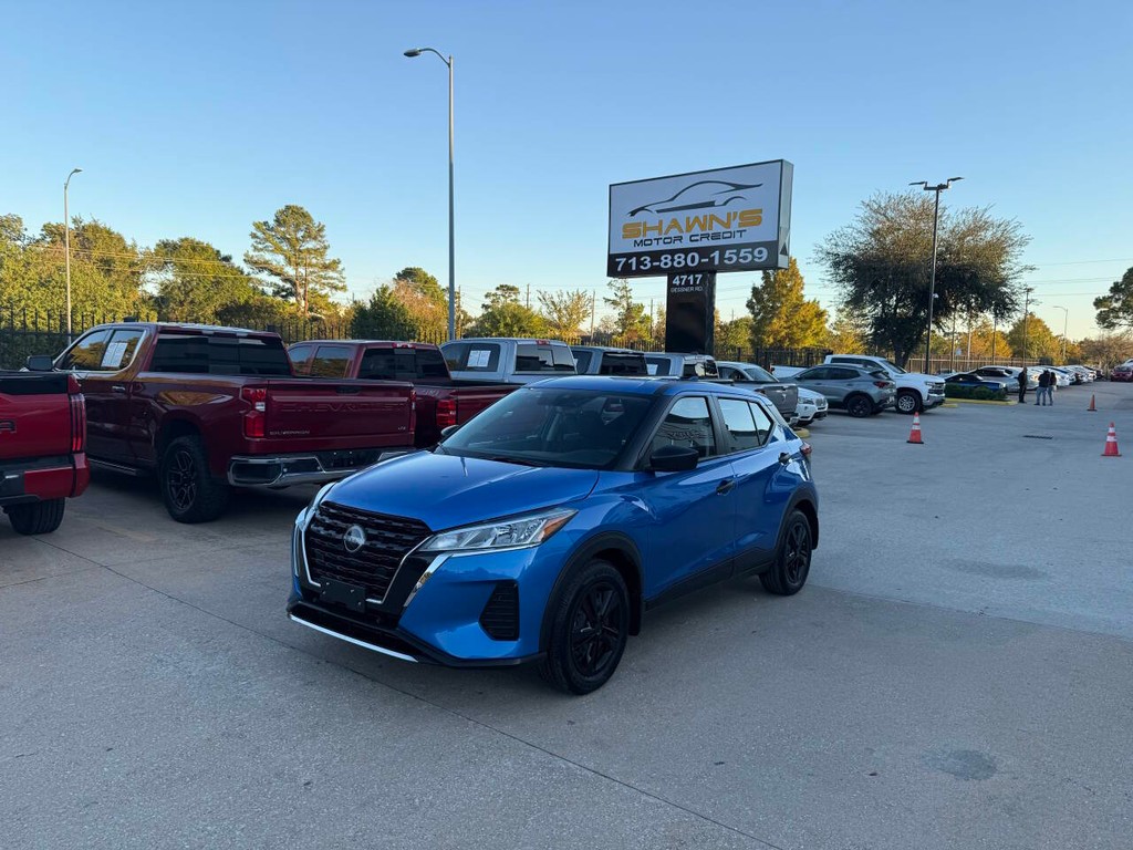 Nissan Kicks Vehicle Full-screen Gallery Image 03