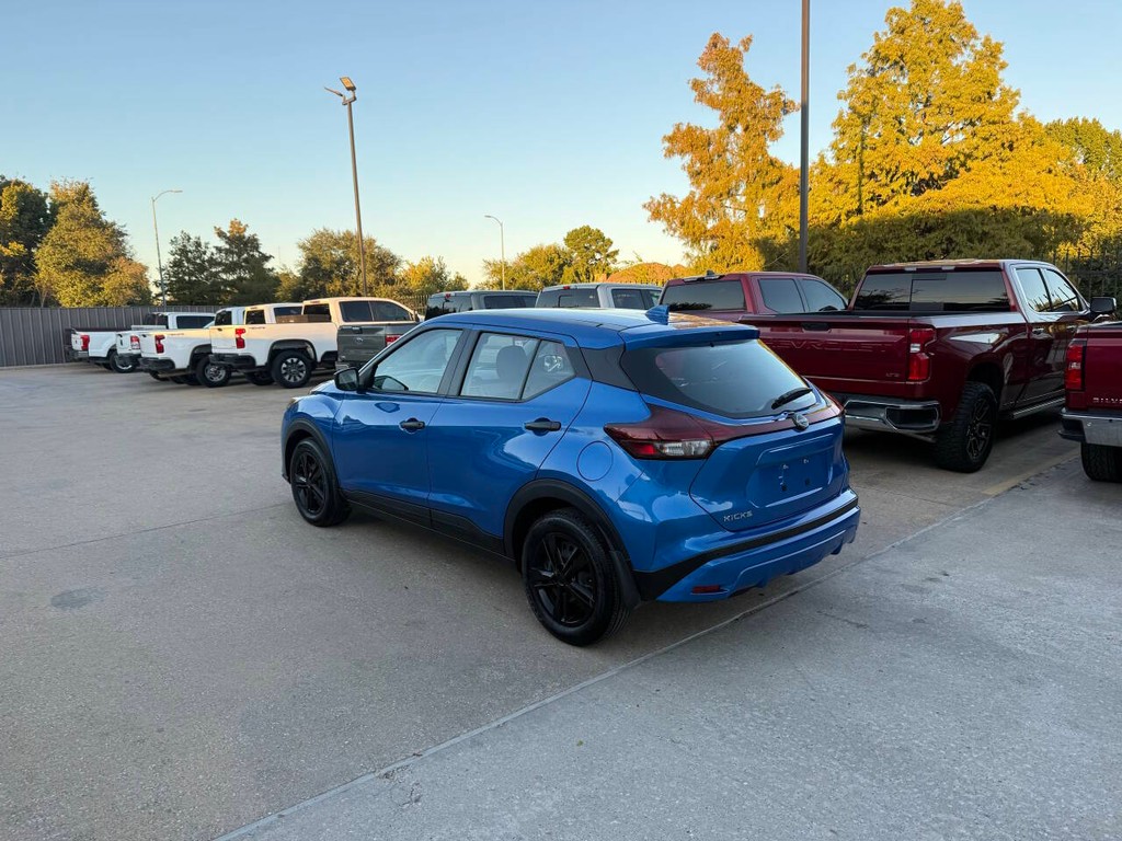 Nissan Kicks Vehicle Full-screen Gallery Image 04