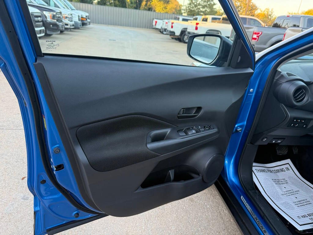 Nissan Kicks Vehicle Full-screen Gallery Image 08