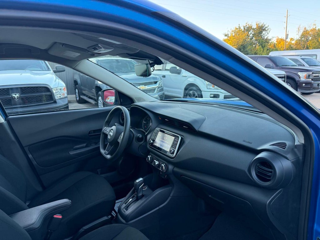 Nissan Kicks Vehicle Full-screen Gallery Image 09