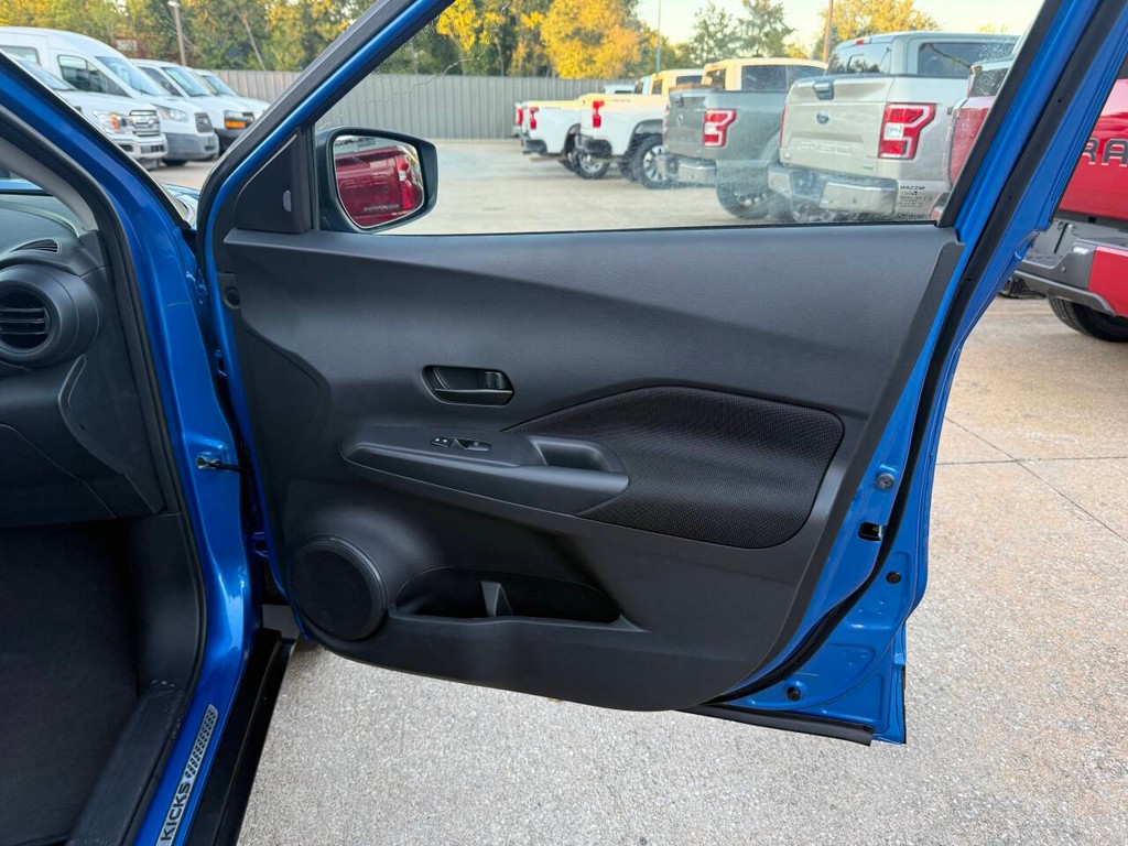 Nissan Kicks Vehicle Full-screen Gallery Image 11