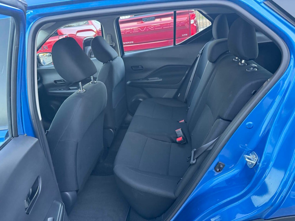 Nissan Kicks Vehicle Full-screen Gallery Image 13