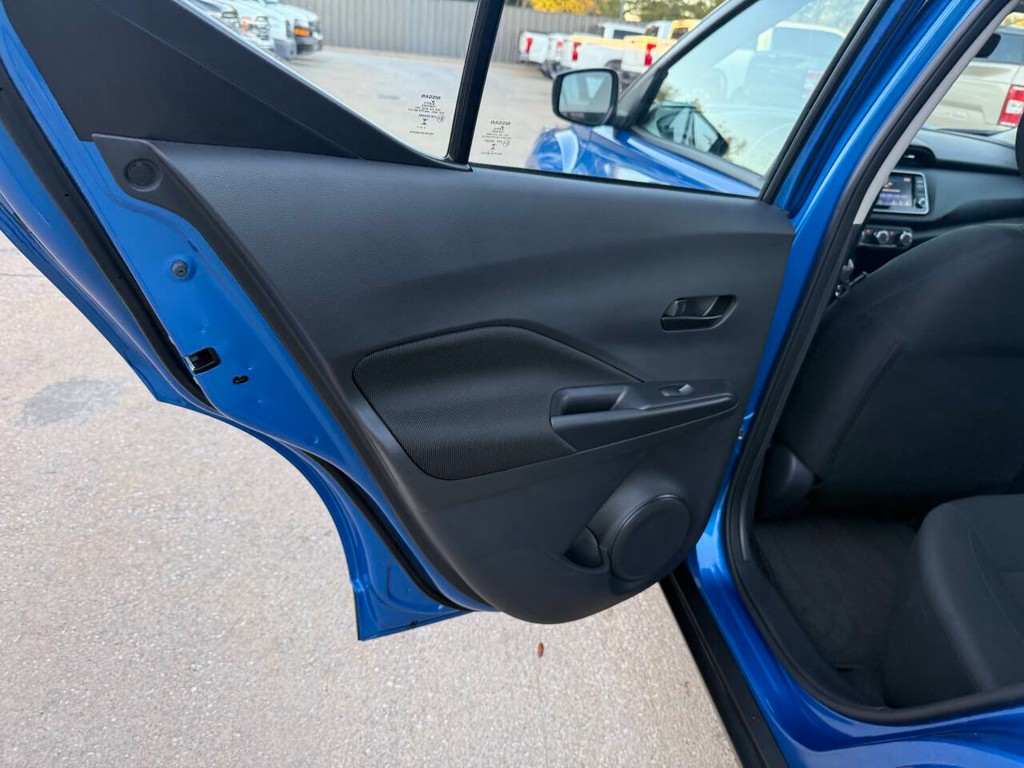 Nissan Kicks Vehicle Full-screen Gallery Image 14