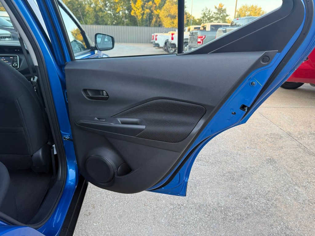 Nissan Kicks Vehicle Full-screen Gallery Image 16