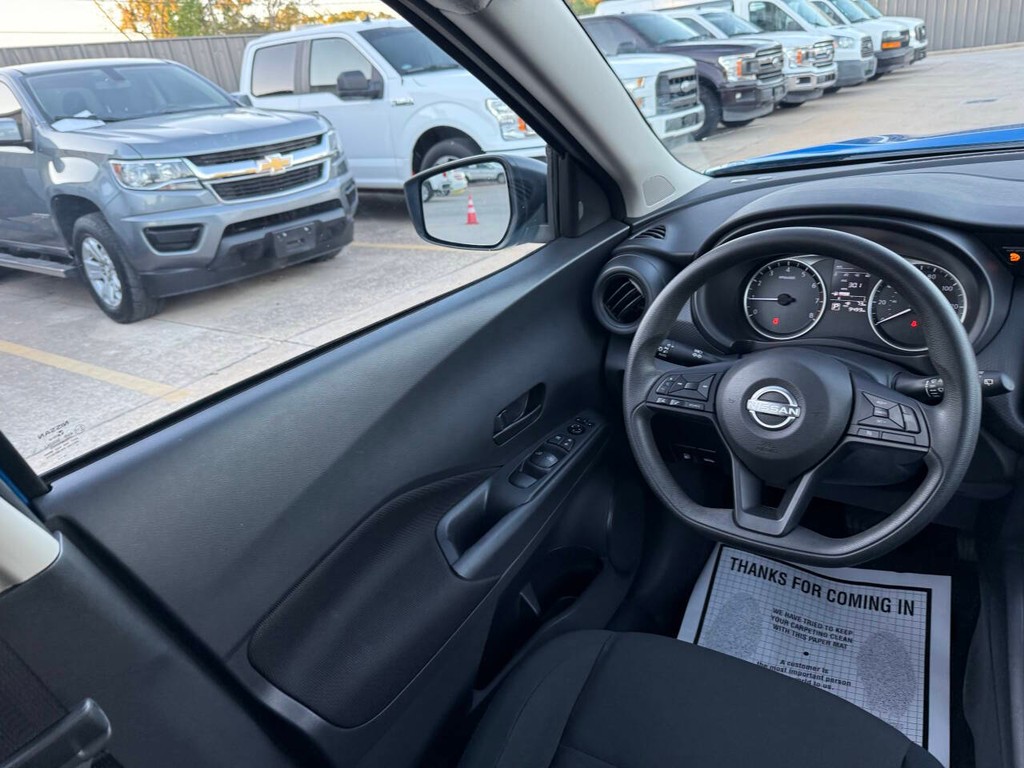 Nissan Kicks Vehicle Full-screen Gallery Image 19