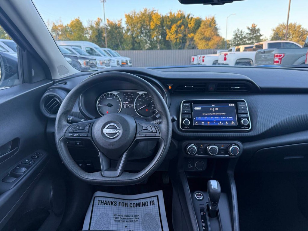 Nissan Kicks Vehicle Full-screen Gallery Image 21