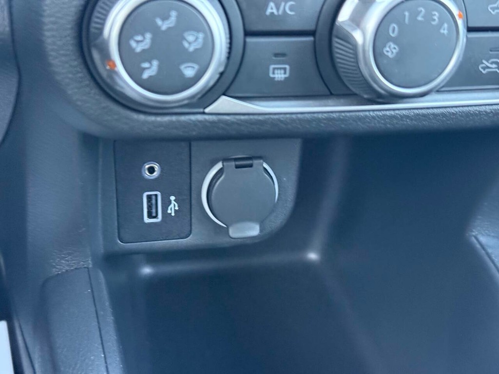 Nissan Kicks Vehicle Full-screen Gallery Image 28